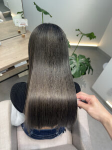 秋は抜け毛が多くなる?原因と対策方法を詳しく解説