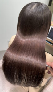 縮毛矯正とヘアカラーはどちらが先？正しいタイミングと注意点を美容師が解説